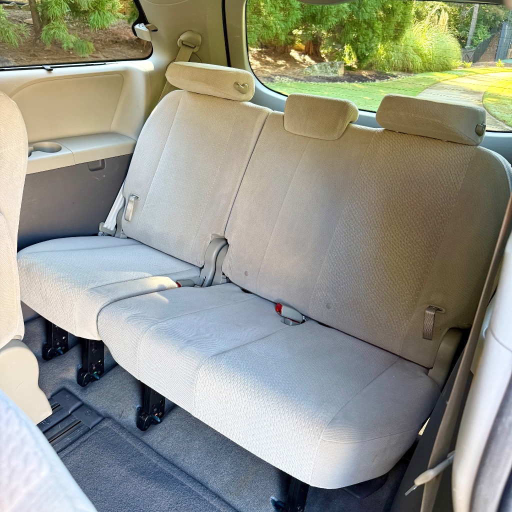 2011 Toyota Sienna LE - Photo 12