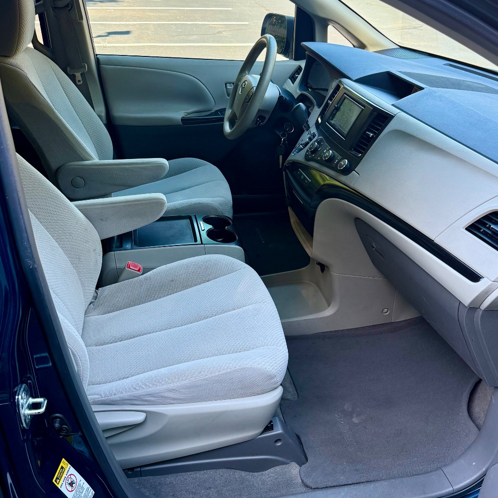 2011 Toyota Sienna LE - Photo 16
