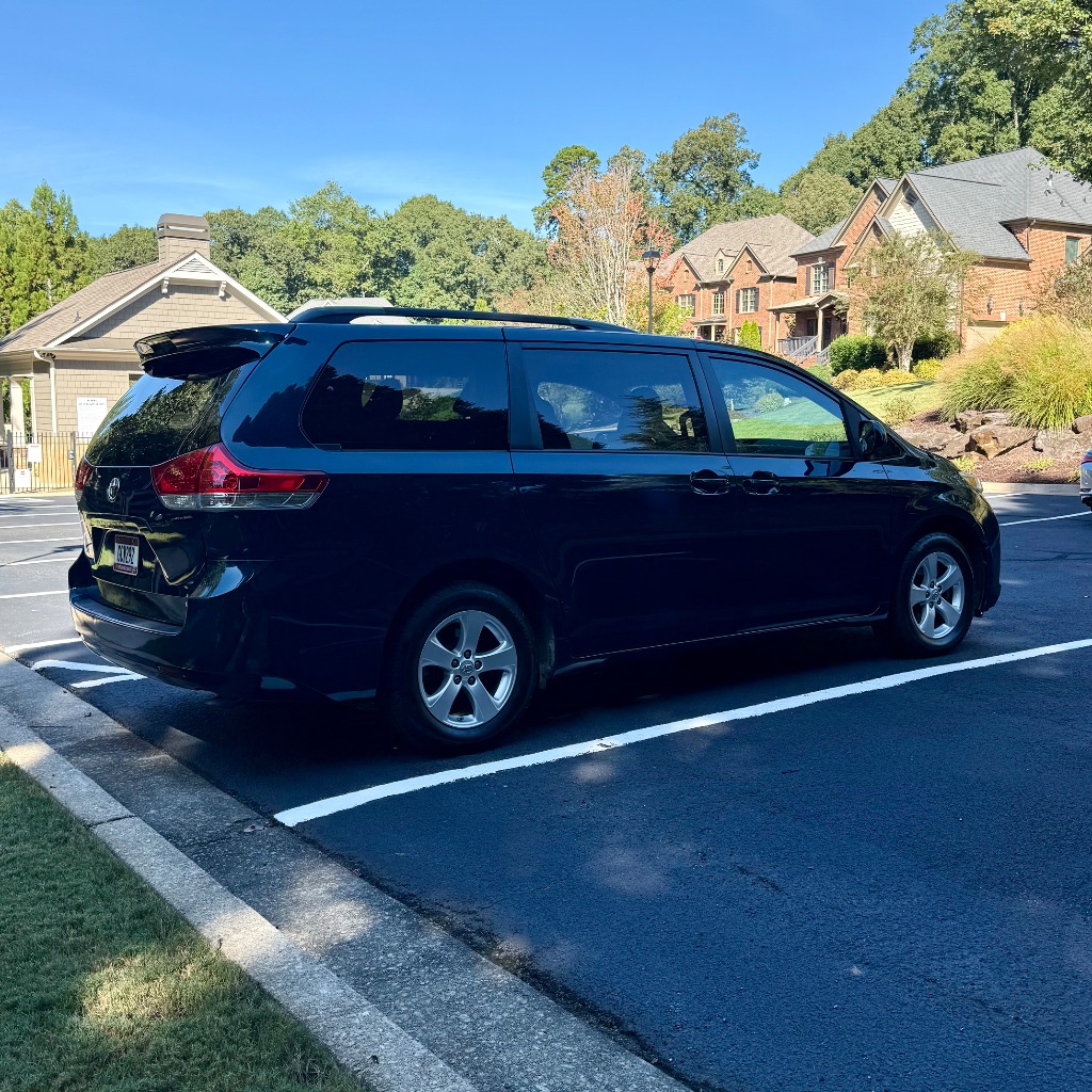 2011 Toyota Sienna LE - Photo 9