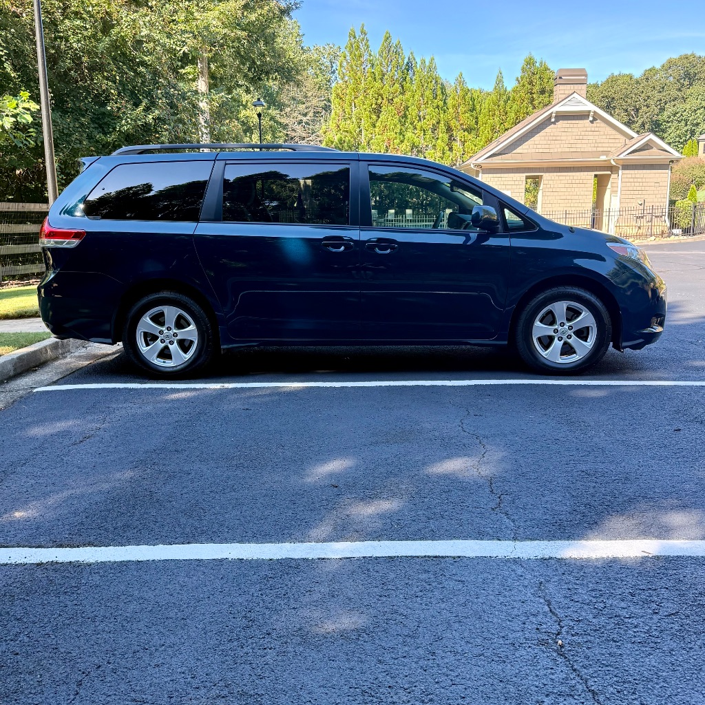 2011 Toyota Sienna LE - Photo 10